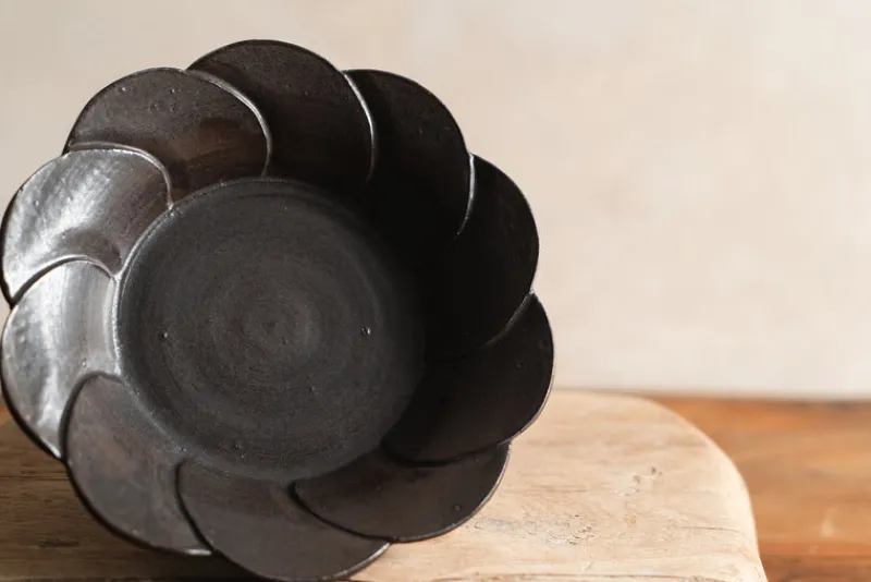Zhitaofang's/製陶方式 Flower Shallow Bowl in Black Hot