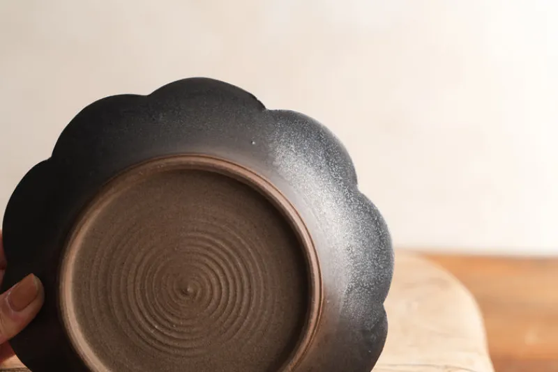 Zhitaofang's/製陶方式 Flower Shallow Bowl in Black Hot