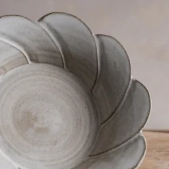 Zhitaofang's/製陶方式 Flower Shallow Bowl in White Online