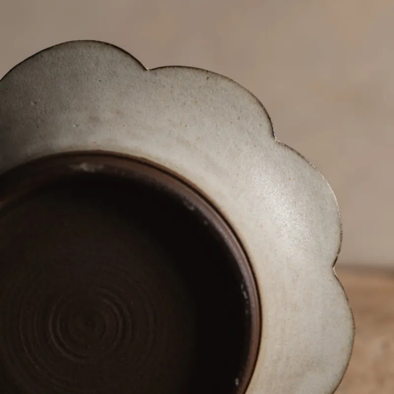 Zhitaofang's/製陶方式 Flower Shallow Bowl in White Online