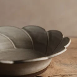 Zhitaofang's/製陶方式 Flower Shallow Bowl in White Online