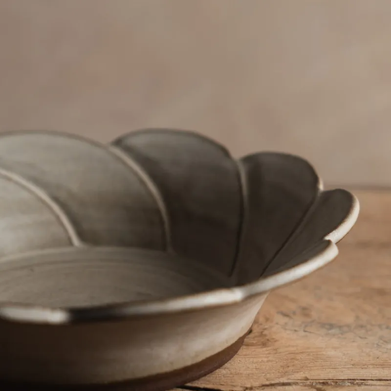 Zhitaofang's/製陶方式 Flower Shallow Bowl in White Online
