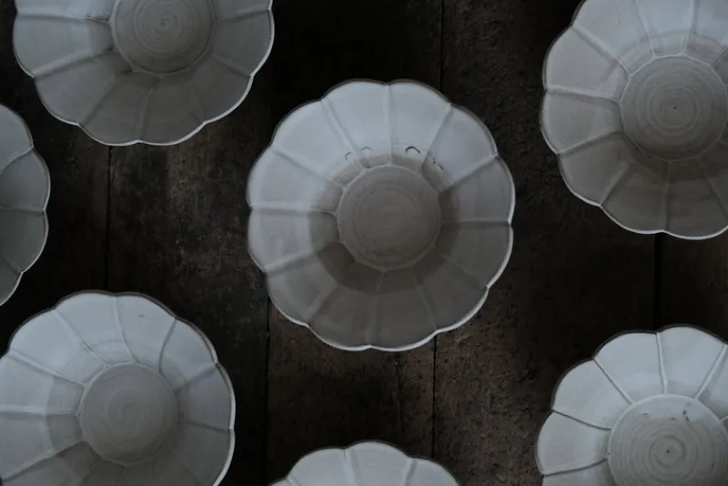 Zhitaofang's/製陶方式 Flower Shallow Bowl in White Online