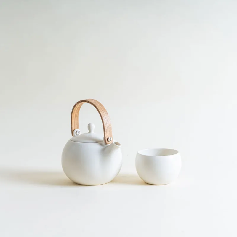 Saliu Large YUI Teapot in White with Wooden Handle Clearance