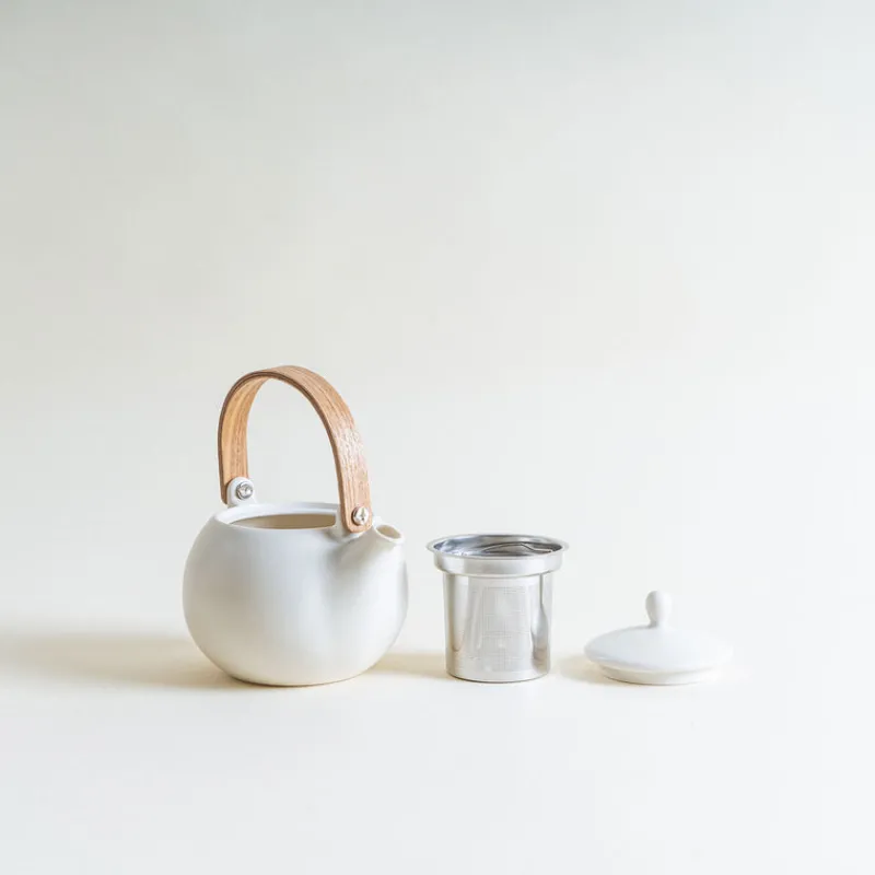 Saliu Large YUI Teapot in White with Wooden Handle Clearance