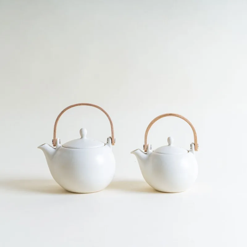 Saliu Large YUI Teapot in White with Wooden Handle Clearance