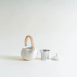 Saliu Small YUI Teapot in White with Wooden Handle Fashion