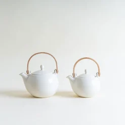 Saliu Small YUI Teapot in White with Wooden Handle Fashion